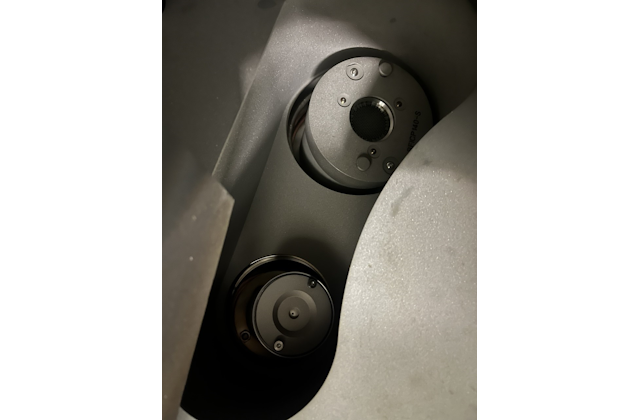 Вид на ионный источник в нижней камере